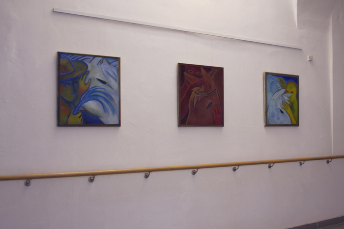 exhibition of a bachelor's thesis on the topic of oppression, exhibition in a military hospital, exhibition of horses in a military hospital in Brno